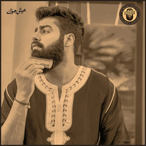 رجل يمشط لحيته ويرتبها