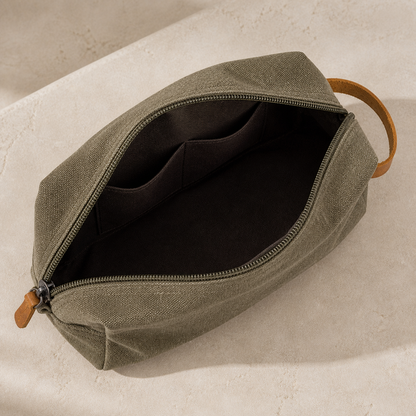Open Diggn'It Men's Travel Bag with dark twill lining and two interior slip pockets