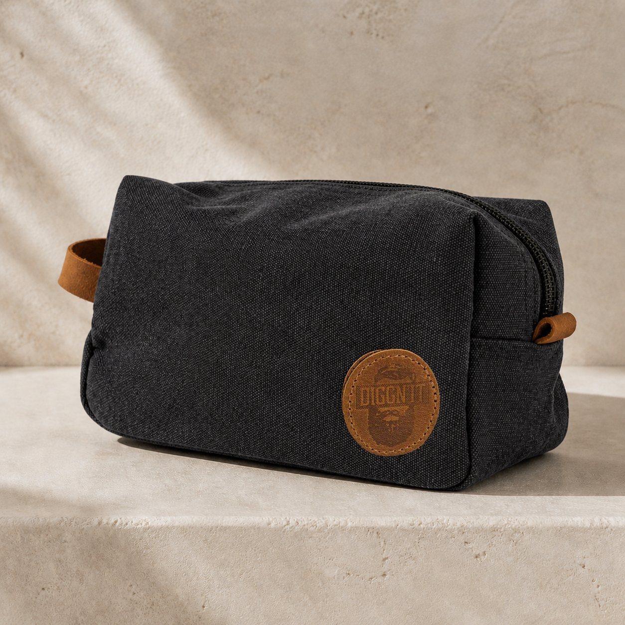 Diggn'It Men's Travel Bag in Canvas Black on warm mineral plaster
